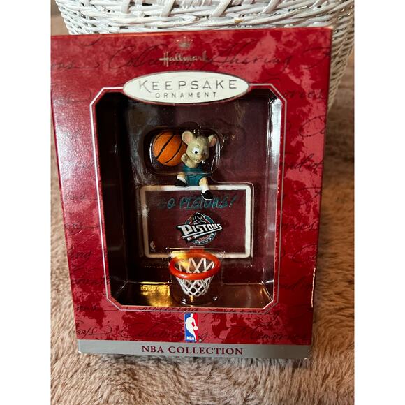 Hallmark Keepsake Ornament NBA Collection Detroit Pistons 1998 vintage - Picture 2 of 3